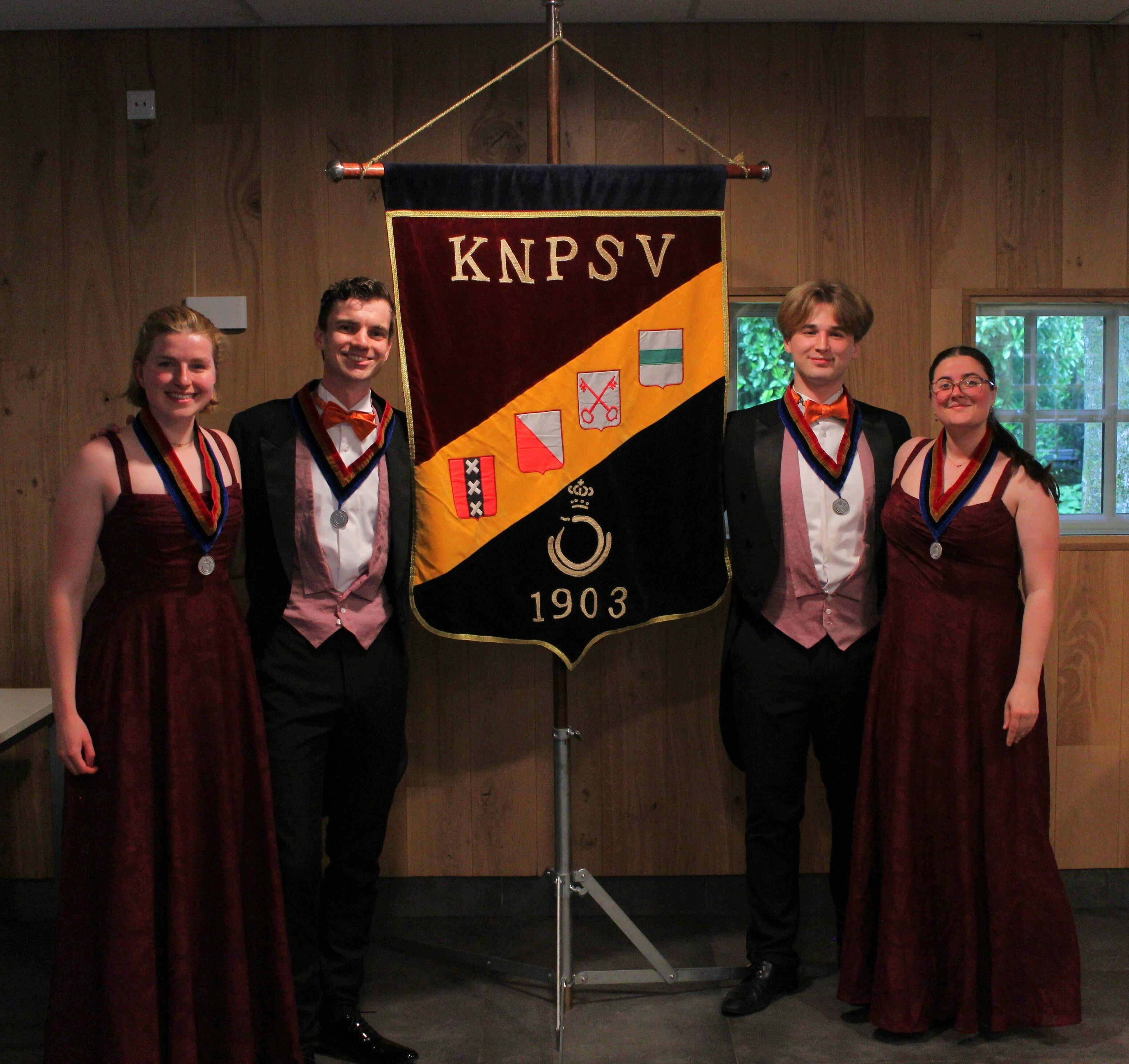 Foto van het K.N.P.S.V.-bestuur